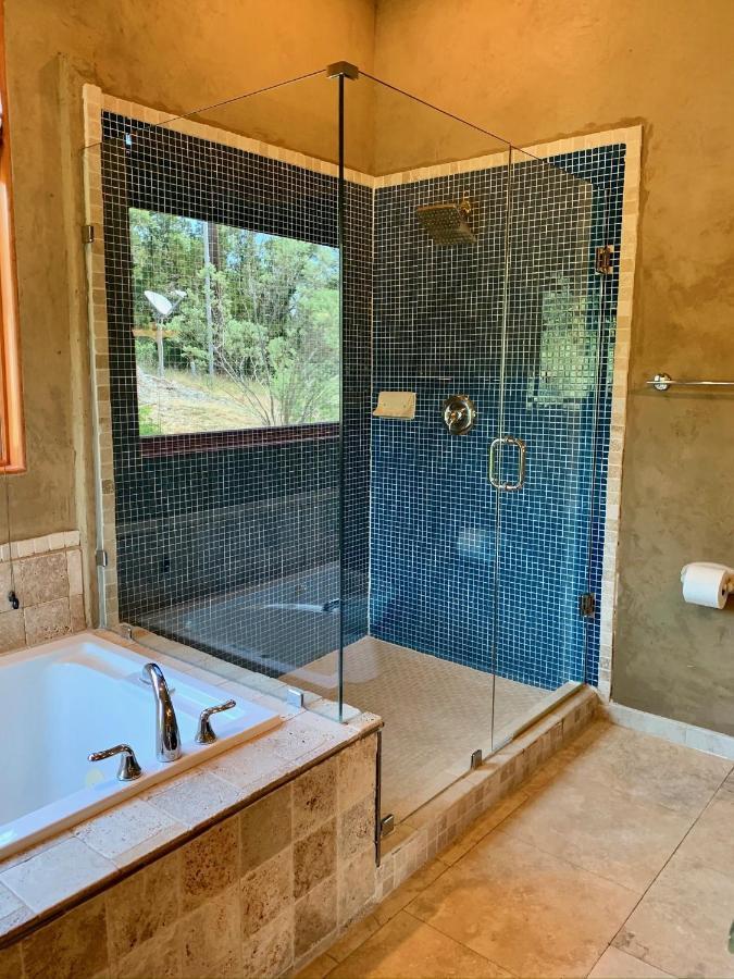 Вилла Scenic Hill Country Retreat - Rhino Ranch Нью Браунфелс Экстерьер фото